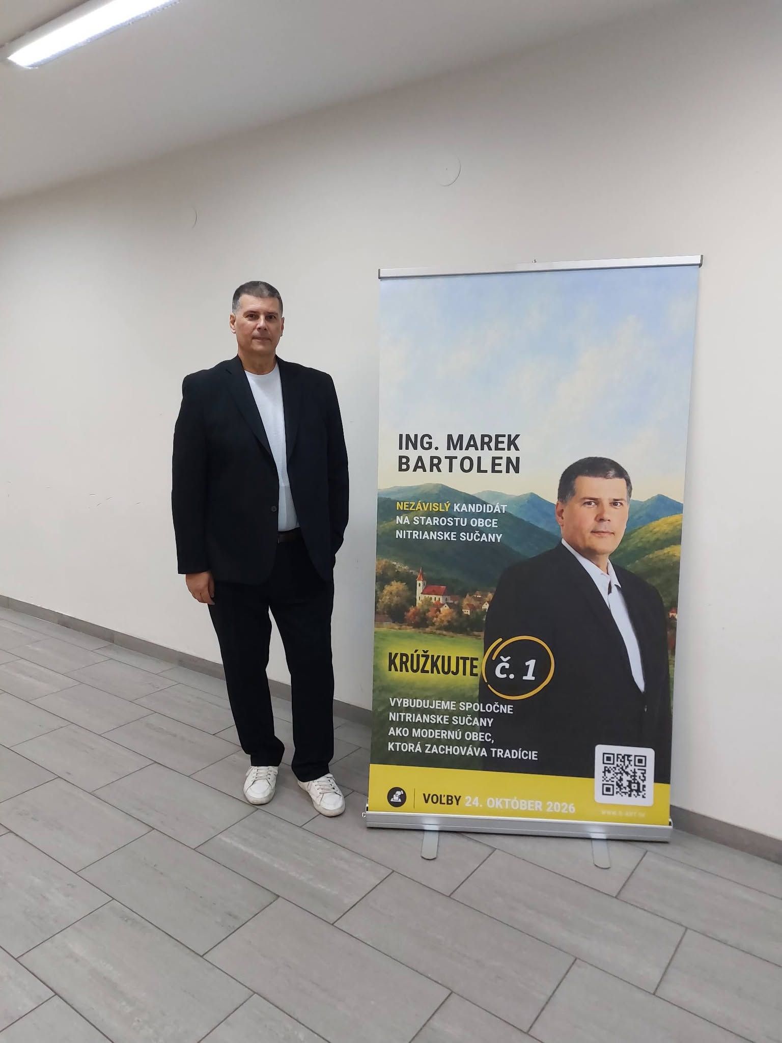 Ing. Marek Bartolen, nezávislý kandidát na starostu obce, stojí vedľa roll-up bannera s kandidátom č. 1 a dátumom volieb 24. októbra 2026.